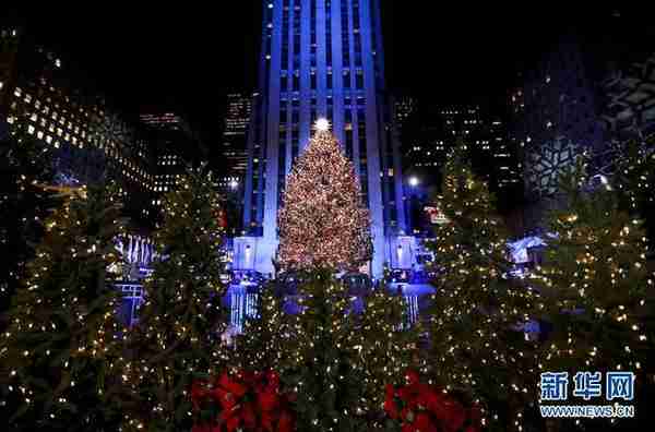 纽约洛克菲勒中心点亮圣诞树