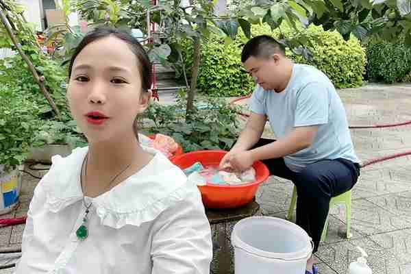 90后缅甸初中生女嫁给中国研究生，夫妻带货赚钱，真实面貌是什么
