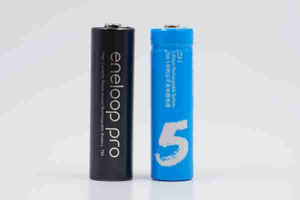 一文看懂可循环充电的AA锂电池和镍氢电池，你会选择哪一款？